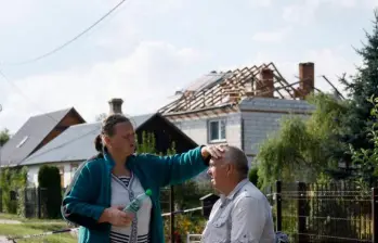 Los esposos Alicja Wesolowska y Tomasz Wesolowski sobrevivieron a los daños que produjo un dron ruso en su casa, en la ciudad polaca de Wyryki-Wola. FOTO: AGENCIA AFP.