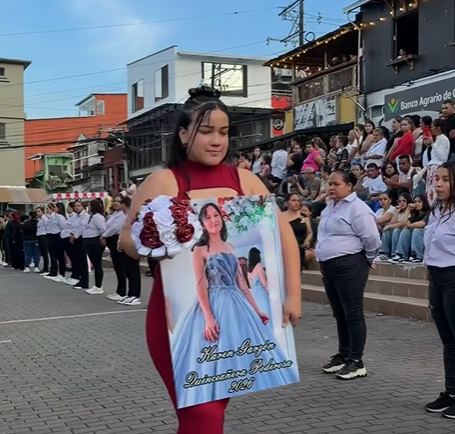 Realizaron una calle de honor para homenajear a Karen Garzón, la quinceañera que falleció días antes de la fiesta. Foto: captura de video.