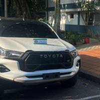 La foto donde se evidencia la camioneta recuperada, así como a los dos sujetos capturados en el barrio La América de Medellín. FOTO Cortesía Policía Metropolitana. 