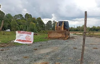 La Alcaldía de Rionegro puso un sello para anunciar su orden de que se deben suspender los trabajos en el lote de Aromas de Colombia. FOTO: CORTESÍA