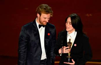 Billie Eilish y Finneas O’Connell recibiendo su Premio Oscar. Foto: AFP. 