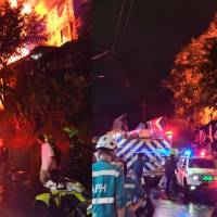 Las llamas se extendieron por todo el lugar dejando daños en el techo y las paredes de las viviendas. FOTO: Cortesía Denuncias Antioquia