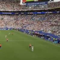 La FIFA aseguró que la tecnología del Connected Ball no detectó ningún contacto entre el balón y el cable antes del gol de Inglaterra frente a Noruega. FOTO: FIFA MEDIA VÍA X.