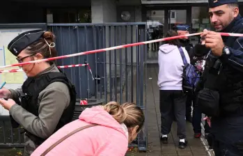 La policía tenía cercado el lugar mientras terminaban de registrar los hechos. FOTO: AFP