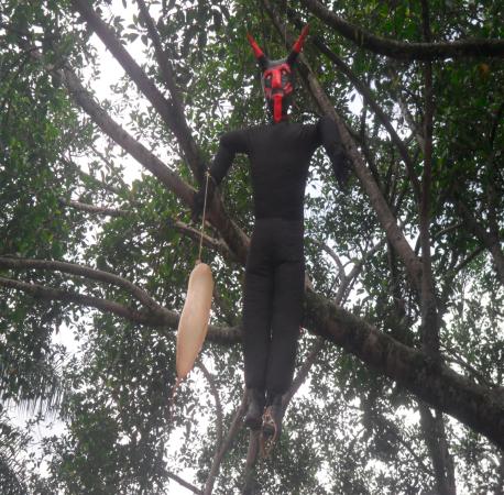 Muñeco en aserrín con pólvora que representa al diablo y que se quema para finalizar la tradición cada año. FOTO Cortesía Francisco Restrepo