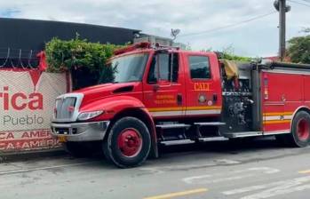 Los bomberos acudieron a solucionar la situación que se presentó en la sede del América de Cali con abejas aficanas. FOTO PANTALLAZO TOMADO DE VIDEO DE X