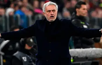 José Mourinho, de 62 años de edad, llegó al equipo turco en 2024. FOTO AFP