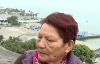 Una mujer y su nieto fueron captados en el malecón de Chorrillos, en Perú, pese a las recomendaciones de alejarse de la costa por la amenaza de tsunami. Foto: captura de video.