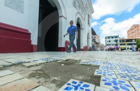 Renovación en la iglesia de El Santuario destruye un piso de cerámica de más de un siglo de antigüedad