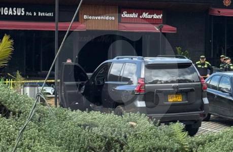 Asesinaron a hombre que se bajó de una camioneta blindada en un mall comercial, en Envigado: lo habrían citado