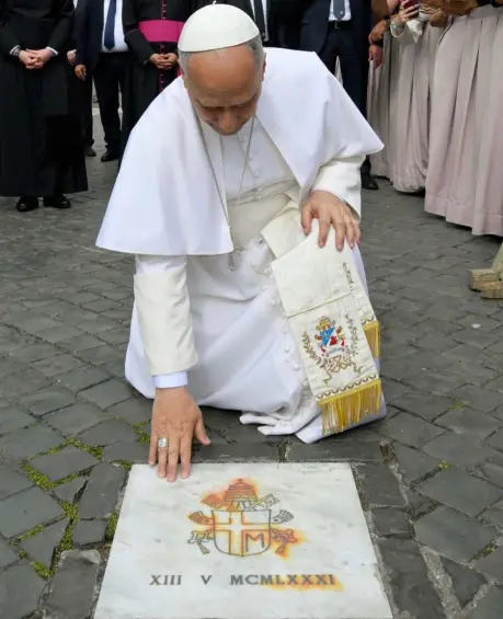 El papa León XIV se detuvo en la Plaza de San Pedro ante la placa que recuerda el atentado a Juan Pablo II en 1981. Foto: Vatican Media