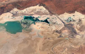 Vista aérea del paisaje desértico en Australia Occidental, capturada por Google Earth, donde contrastan las lagunas turquesa con las formaciones rocosas y los tonos ocres del terreno. FOTO cortesía Google Earth