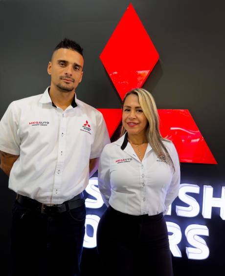 Deiby Arismendy y Diana Restrepo, asesores comerciales de Megauto Mitsubishi.