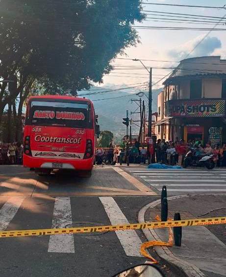 El conductor de una motocicleta falleció luego de chocar contra un bus sobre la vía del metroplús, en la carrera 45 con la calle 69, en Manrique.