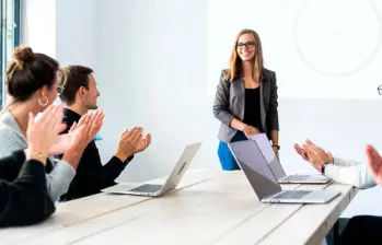 Postulante realizando un simulacro de una entrevista assessment ante un grupo de personas. Este es un tipo de entrevista práctica y dinámica en la que se simulan situaciones reales de trabajo. FOTO: SHUTTERSTOCK