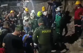 Momento en el que sacan en camilla al minero sobreviviente Daniel León, quien posteriormente fue trasladado al Hospital La Misericordia de Angelópolis, suroeste antioqueño. FOTO Cortesía