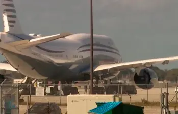 Esta es la aeronave ofrecida por Catar, la cual ya está estacionada en un aeropuerto de Florida, Estados Unidos. IMAGEN TOMADA DE VIDEO.