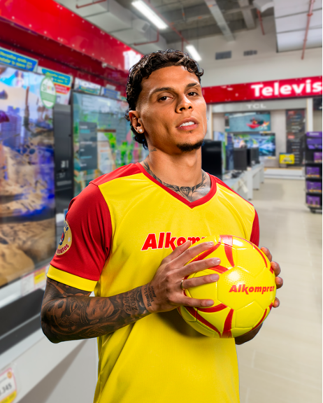 El mediocampista Richard Ríos protagoniza la nueva estrategia comercial de Alkomprar para acercar la tecnología a más colombianos. FOTO suministrada por Toptalk