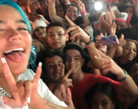 Vuelve y juega: Karol G sorprendió a Sopetrán