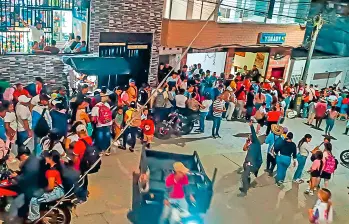 Las más de 2.000 personas están concentradas en el parque principal, a la espera de una solución para su retorno. FOTO CORTESÍA