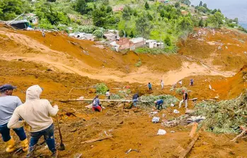 Miles de metros cúbicos de tierra se vinieron sobre, aproximadamente, 50 viviendas. Los vecinos del sector, pese a los llamados de alerta, se quedaron en el sitio para buscar a sus vecinos desaparecidos en esta emergencia. FOTO Esneyder Gutiérrez