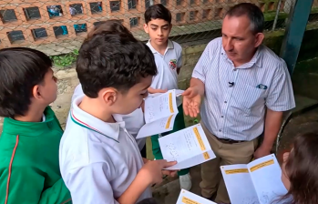 El docente Yamid Arango con sus estudiantes de Generación Tech. FOTO EL COLOMBIANO