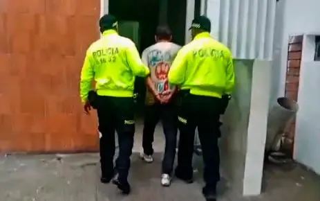 Momentos en que es capturado el hombre que presuntamente abusó de su expareja durante 9 años. FOTO: IMAGEN TOMADA DE VIDEO POLICÍA