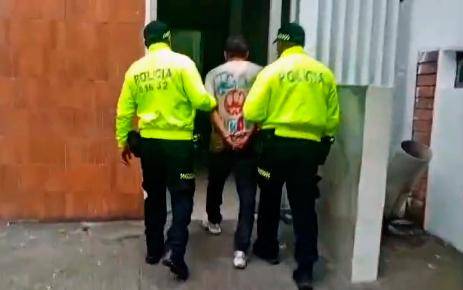 Momentos en que es capturado el hombre que presuntamente abusó de su expareja durante 9 años. FOTO: IMAGEN TOMADA DE VIDEO POLICÍA