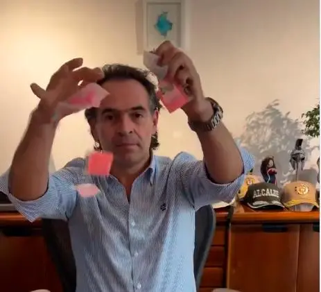 El alcalde le dio vehemencia a sus palabras con las papeletas de tusi en su escritorio que lanzó al aire. FOTO: CAPTURA DE PANTALLA