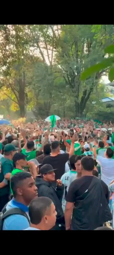 En la imagen se puede ver la fiesta de los hinchas antes de ingresar al Atanasio Girardot. FOTO LUZ MOLINA