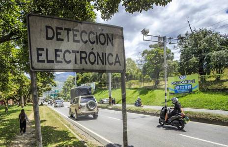 Cuatro municipios más estrenarán fotomultas en Antioquia: ¿cuáles son y en qué vías se instalarán?