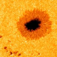 Izquierda: Extracto de una imagen del Sol, tomada con el Telescopio de Torre de Vacío de Tenerife. Derecha: Imagen de alta resolución restaurada a partir de 100 exposiciones individuales capturadas con el nuevo sistema de cámara avanzado. FOTO cortesía R. Kamlah
