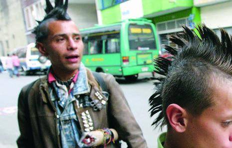 El 9 – Albeiro Lopera– registró la vida del centro de Medellín durante los años noventa. Esta foto muestra dos temas presentes en su obra: el punk y la marginalidad de la ciudad. FOTO cortesía editorial itm