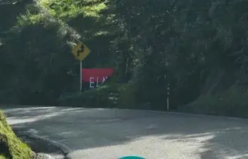 Bandera del ELN en vía que comunica a Medellín con la Costa Caribe, en zona de Valdivia. Foto: cortesía Guardianes Antioquia