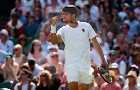 Alcaraz sufrió, pero llegó a 22 victorias en 2025 y sigue firme en la defensa del título de Wimbledon, ¿a quién venció?