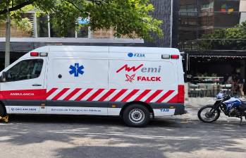 La ambulancia estaba sola y apagada cuando llegaron los agentes. Foto: cortesía.