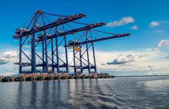 imagen de referencia del muelle y las tres megagrúas que operan en Puerto Antioquia. Foto: Jacobo Betancur.