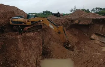 Una de las retroexcavadoras destruidas en la operación realizada en Puerto Triunfo. FOTO: Cortesía