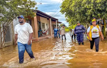 Con el agua a las rodillas se encuentran los habitantes de El Bagre durante este mes de junio. FOTO: imagen tomada de redes