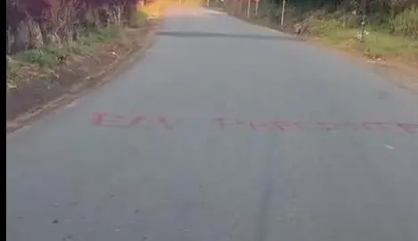 En la vía han aparecido grafitis alusivos al Eln, pero este grupo no actúa por allí. FOTO: TOMADA DE VIDEO
