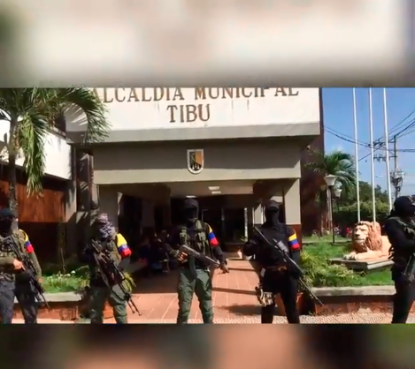 Los hombres tuvieron tiempo para dar un discurso frente a la Alcaldía de Tibú. FOTO: CAPTURA DE VIDEO