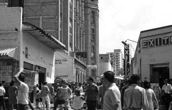 Primer Almacén Éxito, ubicado en calle 48 - Pichincha,en el cruce con la carrera 53 - Cundinamarca, en el centro de Medellín. FOTO(1948): Diego García Galeano. Biblioteca Pública Piloto. Archivo fotográfico.
