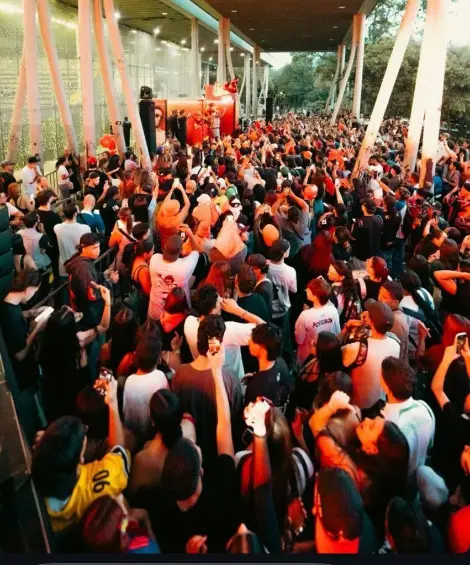 Más de 1.000 personas llegaron a la presentación de la chocolatina Jumbo Ryan Castro en la Unidad Deportiva Atanasio Girardot.