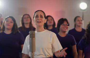 La canción La niña futbolista, interpretada por Julieta Venegas como parte de una iniciativa para promover la participación de niñas en el deporte, ha generado una fuerte división de opiniones y una ola de comentarios en redes sociales. FOTO: Captura de pantalla, Julieta Venegas. 