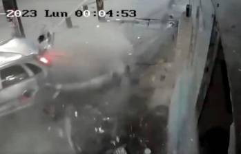 El vehículo detuvo su marcha chocándose de cola contra un poste. FOTO: Captura de video