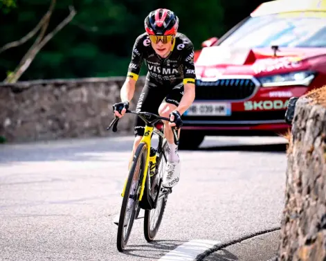 El corredor Jonas Vingegaard, quien estaba en la segunda casilla de la clasificación general, sufrió una caída en la etapa 15 y se retiró de la competencia. FOTO TOMADA X@vismaleaseabike