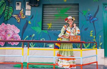 Lina Rojas personifica a la paisana Jacinta, uno de los personajes de Constelaciones que representa la historia de los campesinos que llegaron a las laderas de Medellín. FOTO Camilo Suárez