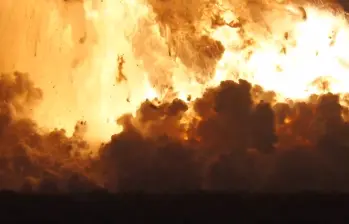 Explosión del cohete Starship ocurrida durante la noche del miércoles en la Starbase de la empresa Space X en EE. UU. imagen tomada de captura de video. 