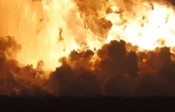 Explosión del cohete Starship ocurrida durante la noche del miércoles en la Starbase de la empresa Space X en EE. UU. imagen tomada de captura de video.
