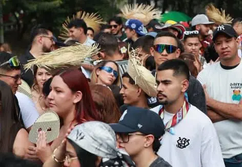 Miles de personas esperan emocionadas a las afueras del estadio Atanasio Girardot para ver al cantante puertorriqueño. FOTO: Manuel Saldarriaga